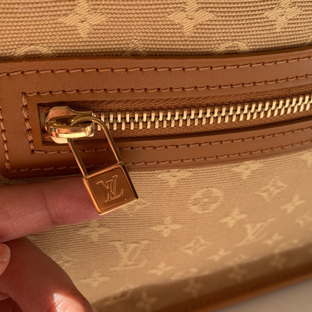 NEW! Authentic LV square bag - Picture 6 of 9